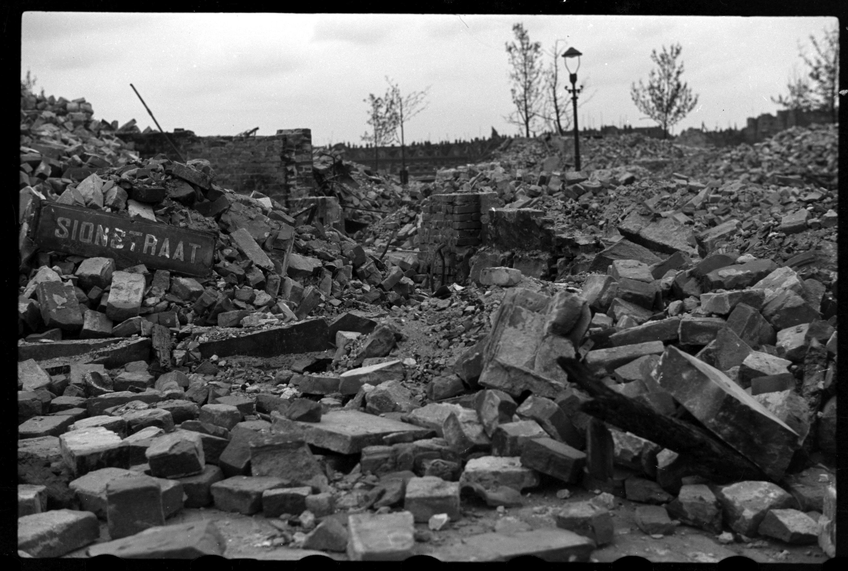 Stadsarchief-Collectie Grimeijer. De door het bombardement van14 mei 1940 getroffen Sionstraat.